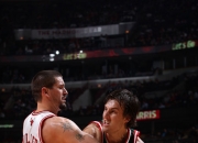 雷火电竞下载-公牛横扫雄鹿，保罗扛起全队