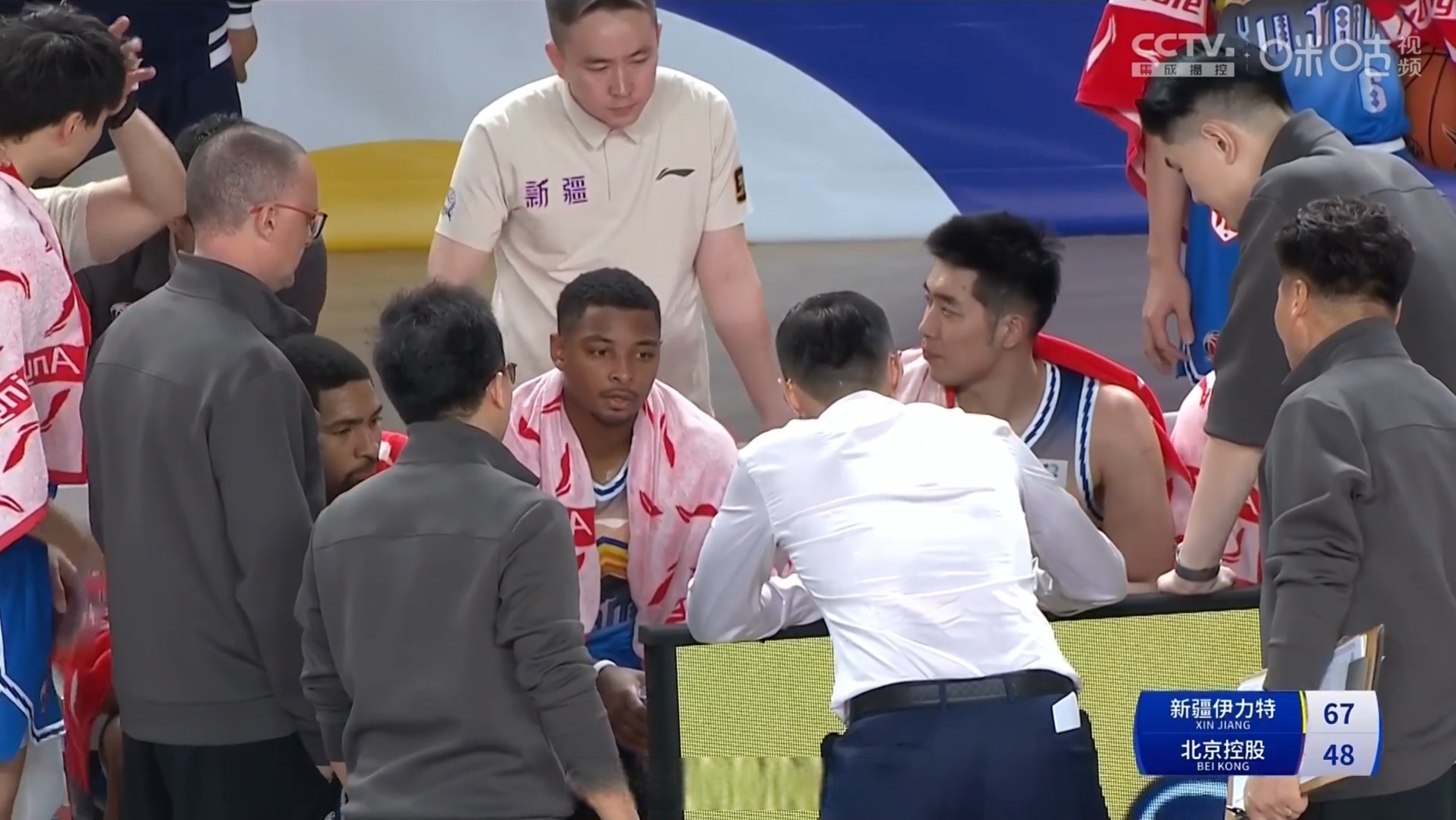 壮观一幕：赛场上发生的战术变化的简单介绍