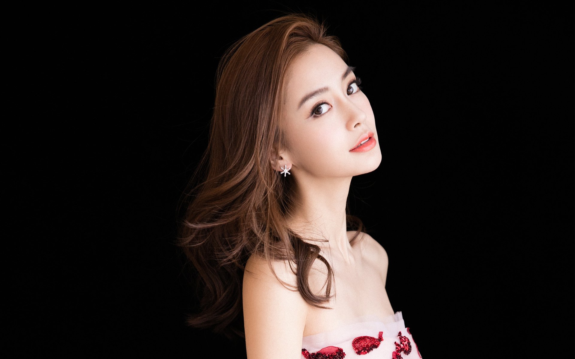 魔力鸟防线溃堤,乌拉圭神锋定乾坤—苏亚雷斯一击凿穿突尼斯铁壁